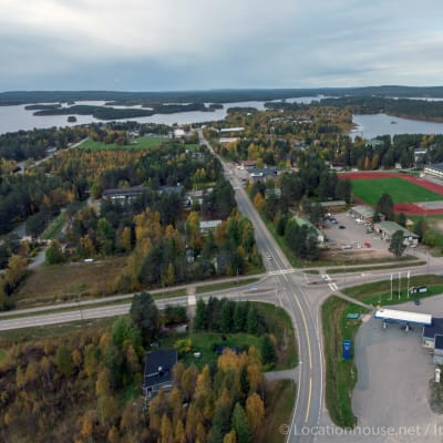 Neljän tien risteys Posion kunnassa Lapissa ilmasta kuvattuna.