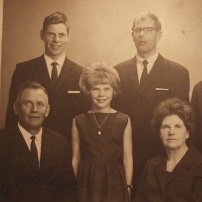 Bildtext: Familjen Nylund. bakre raden: Ralf, Max och Roger främre raden: May-Britt, Tor, Katarina, Gärda, Kristina