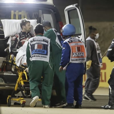 Romain Grosjan i ambulansen.