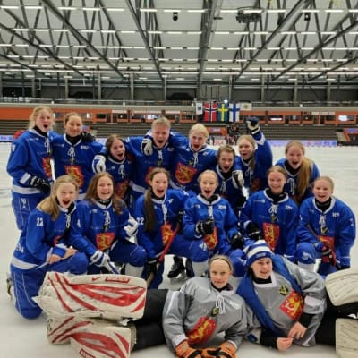 Tyttöjen T17-jääpallojoukkue juhlii MM-pronssia.