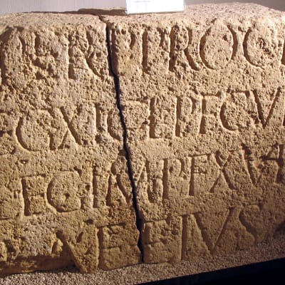 Latinankielistä kirjoitusta kivessä