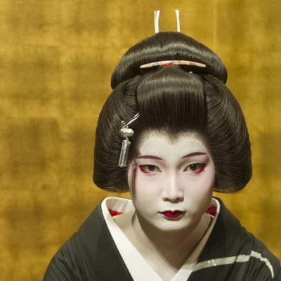 Japansk geisha uppför en traditionell dans i ett tehus i Kanazawa, Japan. 
