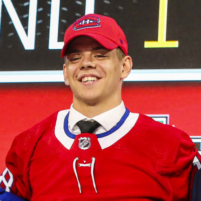 Jesperi Kotkaniemi poserar under NHL-draften.