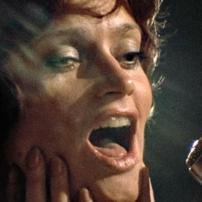 Irina Milan laulaa tv-elokuvassa Onnentyttö (1982).