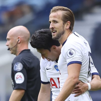 Harry Kane firar mål med Son Heung-Min.