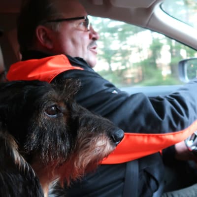 Sune Fromholz med sin tax i bilen.
