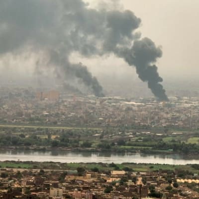 Kaksi savupatsasta nousee keskeltä Sudanin pääkaupunki Khartumia
