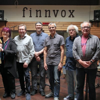 "Suomen komppi" Finnvoxin studiolla. Vasemmalta: basisti Heikki "Häkä" Virtanen, laulaja Marjo-Riitta Kervinen, kosketinsoittaja Olli Ahvenlahti, kitaristi Juha Björninen, kitaristi Janne Louhivuori, rumpali Tapani "Nappi" Ikonen, rumpali Vesa Aaltonen