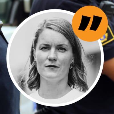 Svenska polisens emblem på en t-shirtärm. Ovanpå en bild på redaktör Marianne Sundholm och ett citattecken.