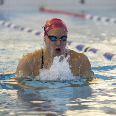 Uimari Jenna Laukkanen ui rintaa Vuokatin uimahallin altaassa.