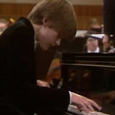 Nuori Olli Mustonen soittaa pianoa.