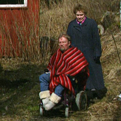 Kalle ja Maija Könkkölä kuvattuna mökillään 1999.