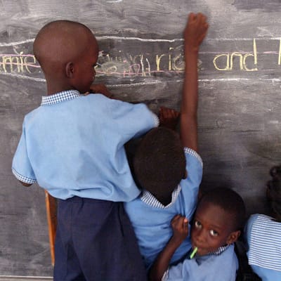 Gambialaisia lapsia SOS-lapsikylän koulussa Bakotehissa.