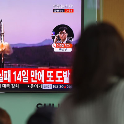 Ihmiset seurasivat Pohjois-Korean tekemää ohjuskoetta televisiosta Soulissa 5. huhtikuuta. 