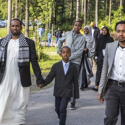 ihmiset saapuvat id-rukoukseen Oulunkylän liikuntapuistossa