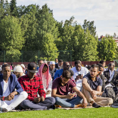 Oulunkylän liikuntapuiston urheilukenttä täyttyi rukoukseen osallistujista