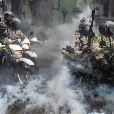 Mellakkapoliisi yritti estää hallituksen politiikkaa vastaan mieltään osoittavien ihmisten kokoontumisen Caracasissa, Venezuelassa, 29. kesäkuuta. 