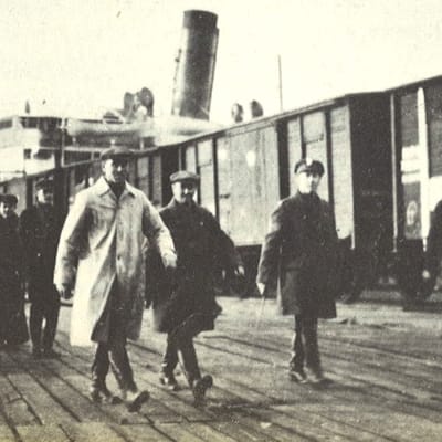 "Mustalistalaiset" marssivat laivaan Murmanskin satamassa.