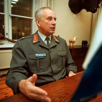 Gustav Hägglund kuvattuna työhuoneessaan Helsingissä vuonna 1999.