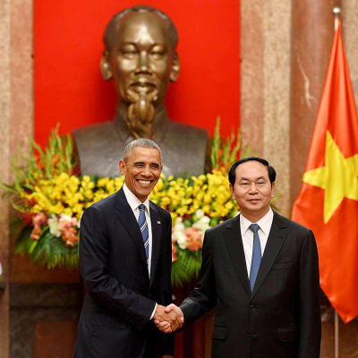 USA:s president Barack Obama meddelade att vapenemabrgo hävs då han träffade sin vietnamesiska kollega Tran Dai Quang i Hanoi