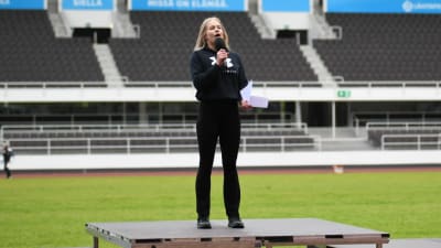 Saga Andersson talar på Stafettkarnevalen.