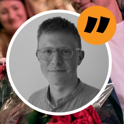 Bild på Magdalena Andersson med rosor i handen.