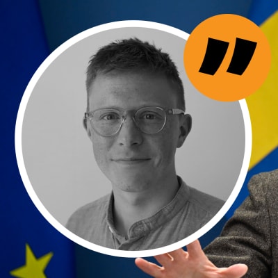 Kristersson håller händerna fram.
