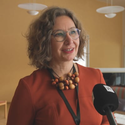 Christina Söderberg vid Folkhälsan blir intervjuad.