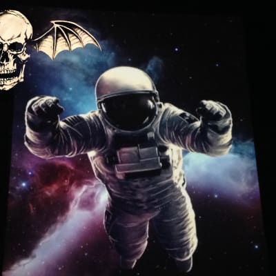 Avenged Sevenfolds logo plus en astronaut