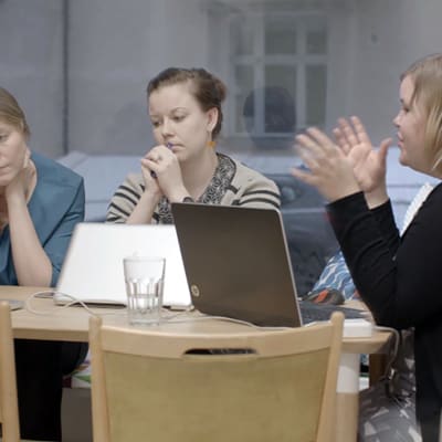 Inari Virkkala, Elina Koivisto ja Noora Aaltonen neuvotteluhuoneessa.