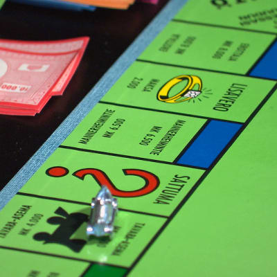 Monopoly lautapeli pöydällä.