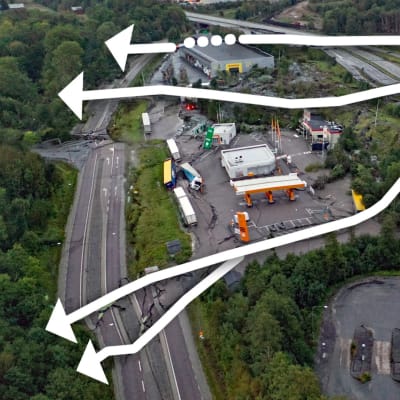 Ilmakuva E6-valtatiellä sattuuneesta tiesortumasta Stenungsundissa, Ruotsissa. Valokuvan päällä kolmen murtumalinjan suunnat.