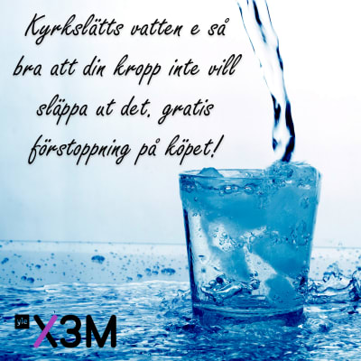 En bild på vatten med texten: "Kyrkslätts vatten e så bra att din kropp inte vill släppa ut det. Gratis förstoppning på köpet!"