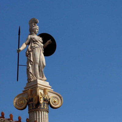 Staty föreställande gudinnan Athena och Greklands flagga. 