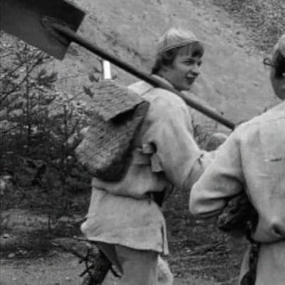 Jaakko Kolmonen ja Veijo Vanamo matkalla hiekkakuopalle kokkaamaan.