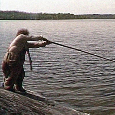 Rölli kalastaa.