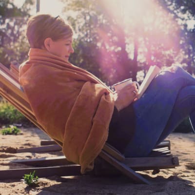  Maria Sundblom Lindberg är programledare i den nya serien Maria och sommarpratarna.