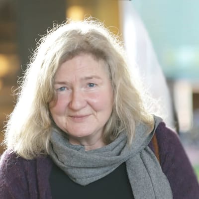 Ett kollage på två kvinnor, en i 20års åldern och en medelålders. Båda har axellångt ljust hår.