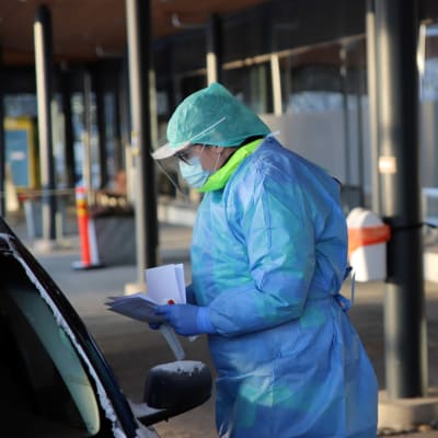 sairaanhoitaja ottaa korona testiä ulkona