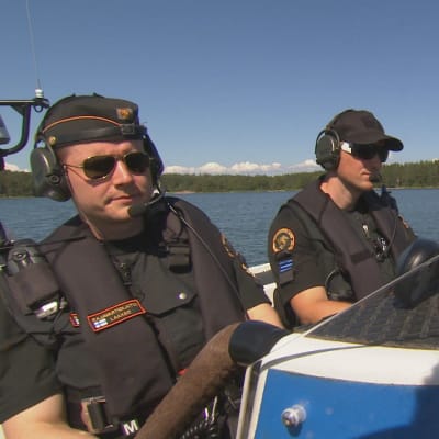 Två sjöbevakare sitter i en båt. 