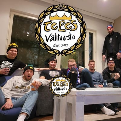 Joukko nuoria miehiä iloisissa tunnelmissa sohvalla. Turkulainen Tepes-Valtuusto koolla puimassa TPS:n jääkiekkopelejä.
