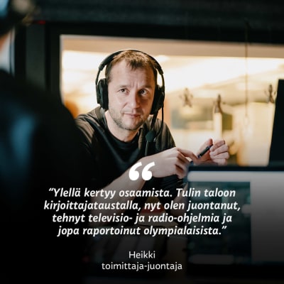 Mies luurit korvilla, kuvan päällä teksti "Meidän Uutispodcastin motto on: Me syvennymme siihen, mikä on tärkeää juuri nyt. Voisi sanoa, että juuri tämä tekee työstä merkityksellistä. Heikki, toimittaja-juontaja."
