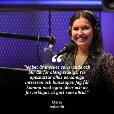 Märta Nummenmaa framför mikrofonen. På bilden texten "En journalists huvudsakliga uppdrag är att informera om vad som händer i samhället. Det känns speciellt meningsfullt att få respons om att vi inte bara uppfyller de här kriterierna, utan också gör det på ett bra sätt."