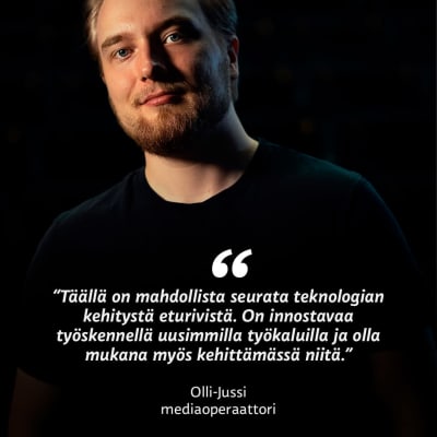 Olli-Jussi Ollilainen hymyilee kameraan. Kuvan päällä teksti "On mielenkiintoista työskennellä paikassa missä toiminta tähtää edelläkävijyyteen median kentällä ja kohti tulevaisuutta. Mediaoperaatiokeskuksessa ollaan juuri tämän toiminnan ytimessä. On innostavaa, kun pääsee työskentelemään uusimmilla työkaluilla ja olla mukana kehittämässä niitä. Täällä on mahdollista seurata teknologian kehitystä aivan eturivistä."