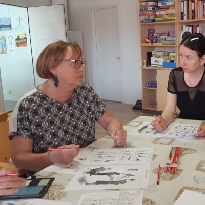 Senioriopettaja Eeva-Liisa Tähtinen opettaa Ukrainasta Kemiin tulleelle Julia Horbanille suomea. Mukana opetuksessa on myös suomea ja venäjää puhuva Elina Tereshchenko, joka on työkokeilussa monikulttuurikeskus Mikserissä.