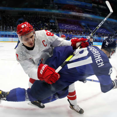 Collage på OS-finalen mellan Finland och ryska olympiska idrottarna, samt hockeybossen Harri Nummela i intervju.