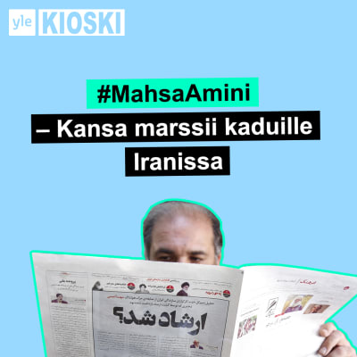 Mies lukee sanomalehteä, jossa on naisen kuva. Teksissä lukee #MahsaAmini - Kansa marssii kaduille Iranissa