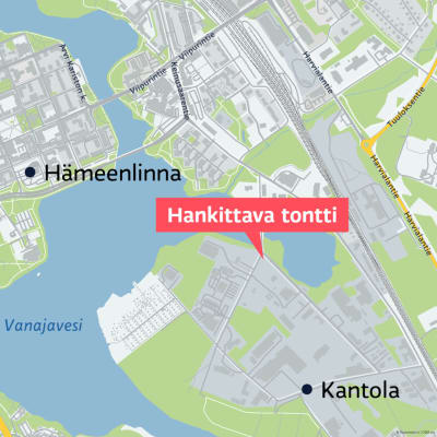 Kartta, jolle on merkitty mustalla tekstillä Hämeenlinna ja Kantola. Vasemmalla on sinisellä Vanajavesi ja keskellä punaisella pohjalla teksti hankittava tontti.