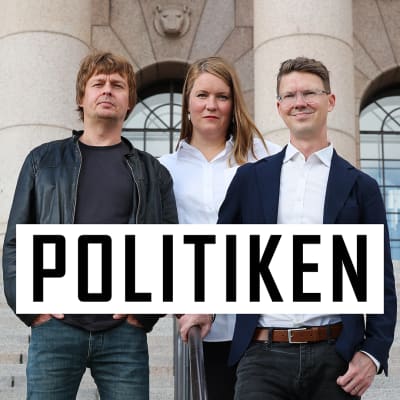 Tre personer på riksdagshusets trappa, grafisk logo Politiken framför