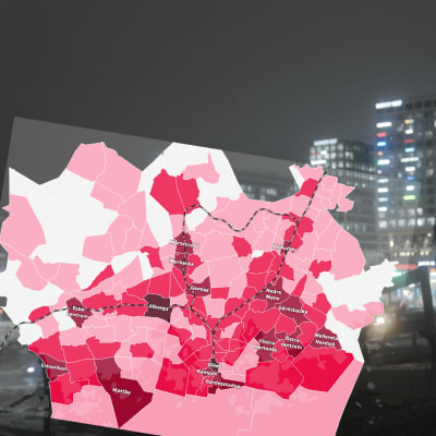 Två mörka figurer i förgrunden med stadens ljus i bakgrunden. En påklistrad karta över huvudstadsregionen på ena sidan.